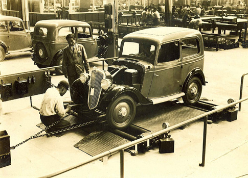 本社工場（現在の横浜工場）テスターライン上のダットサン14型 1935年