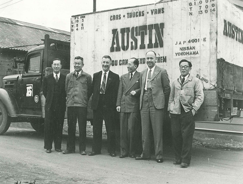 オースチンのエンジニアたちとKDボックス 1952年