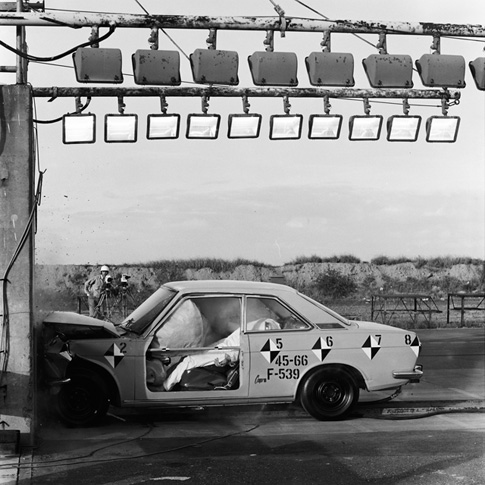 Frontal collision test with an airbag