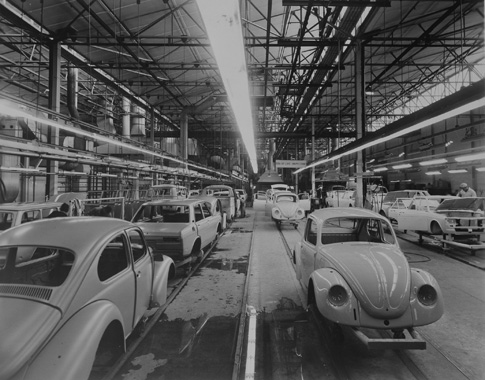 Mixed assembly line with Datsun Bluebird 510 August 1970