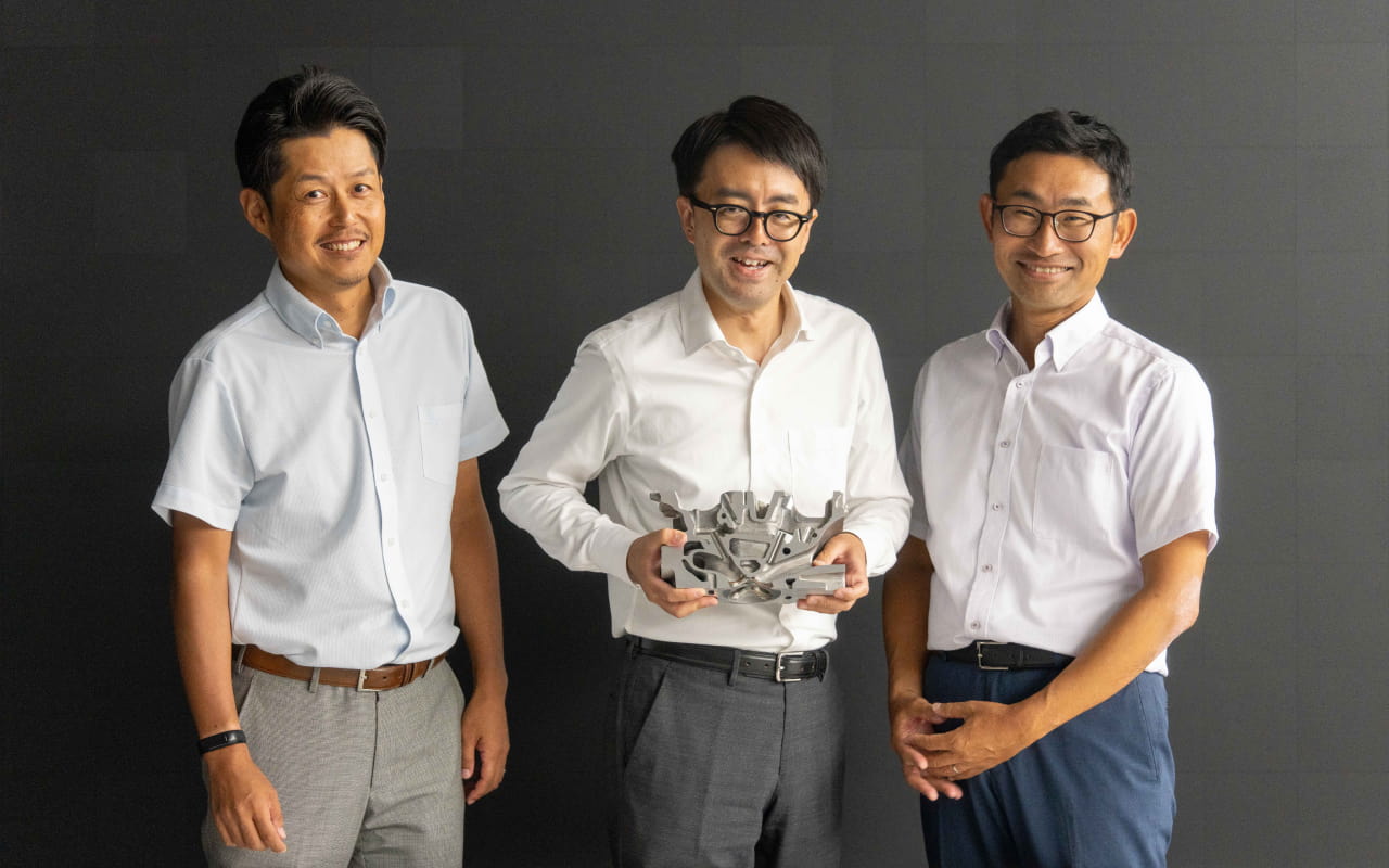 ZR15DDTeのシリンダーヘッド部品を持つ開発チーム