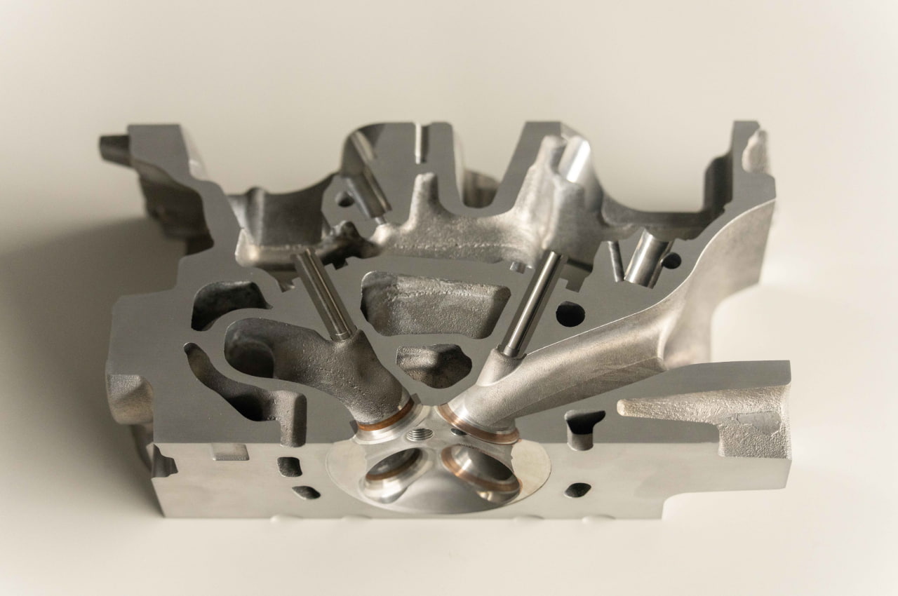 ZR15DDTeのシリンダーヘッド部品